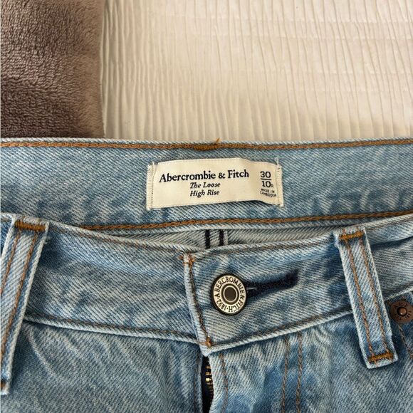 Abercrombie and Fitch High Rise Loose Jean Size 30/10R - Picture 3 of 8